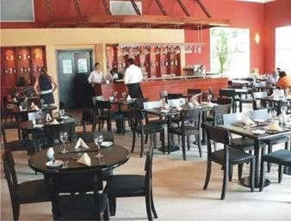 Howard Johnson Pilar Resort Spa & Convention Center Restaurant foto