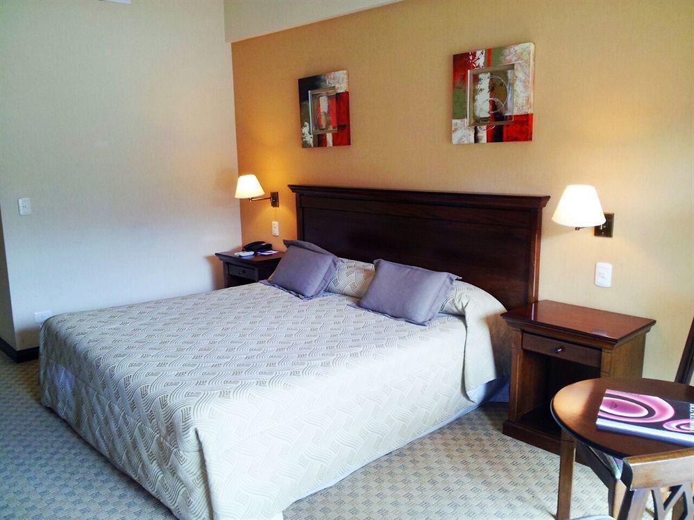 Howard Johnson Pilar Resort Spa & Convention Center Buitenkant foto