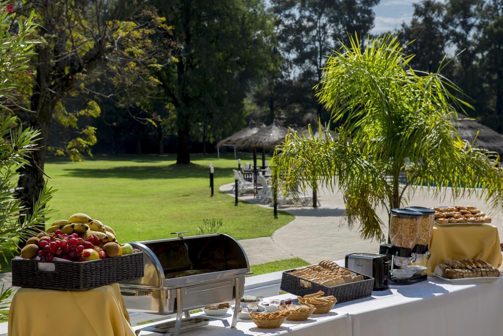 Howard Johnson Pilar Resort Spa & Convention Center Buitenkant foto