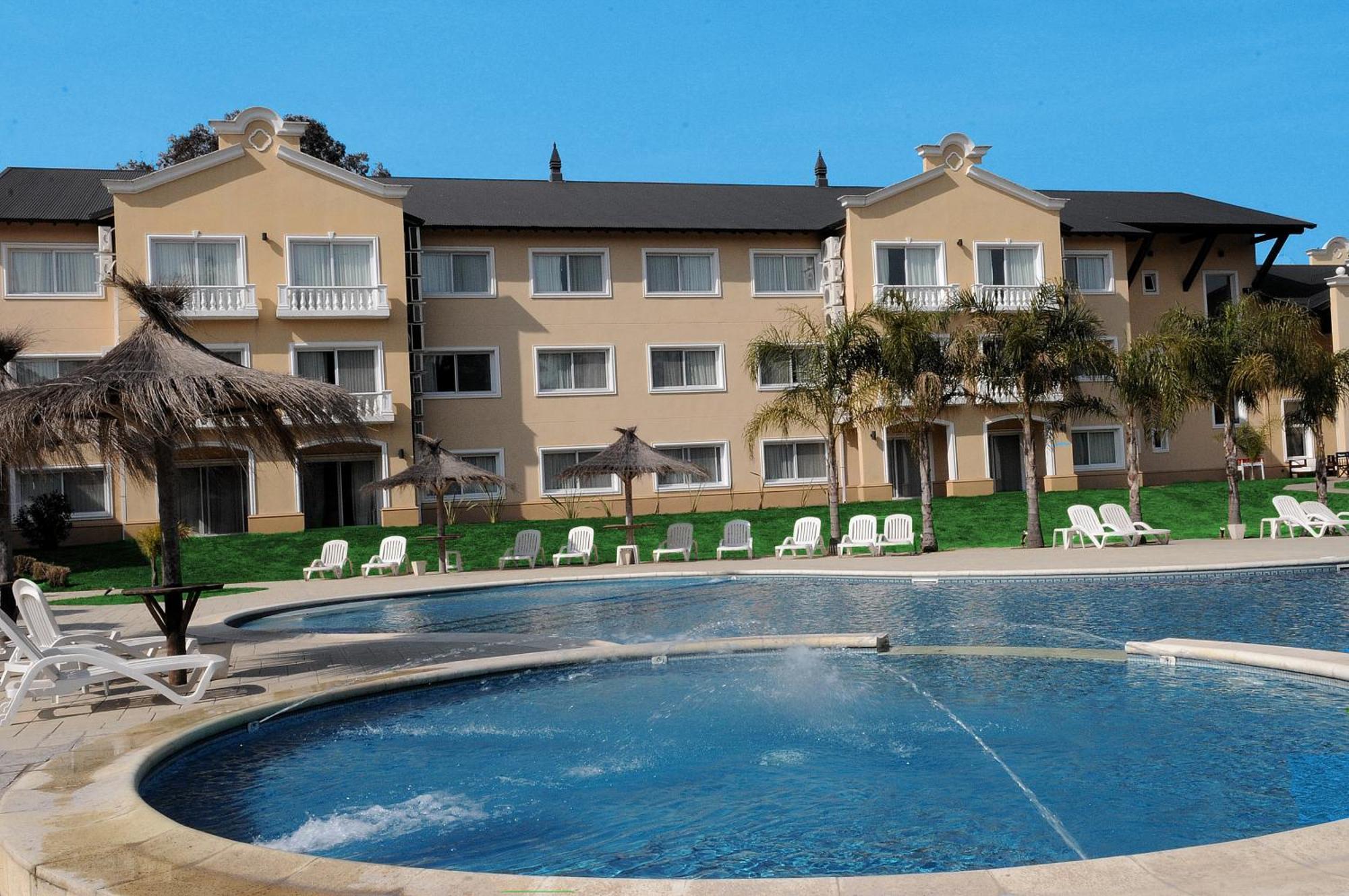 Howard Johnson Pilar Resort Spa & Convention Center Buitenkant foto