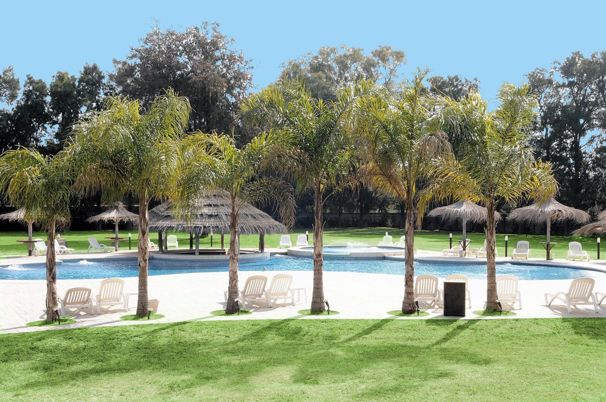 Howard Johnson Pilar Resort Spa & Convention Center Buitenkant foto