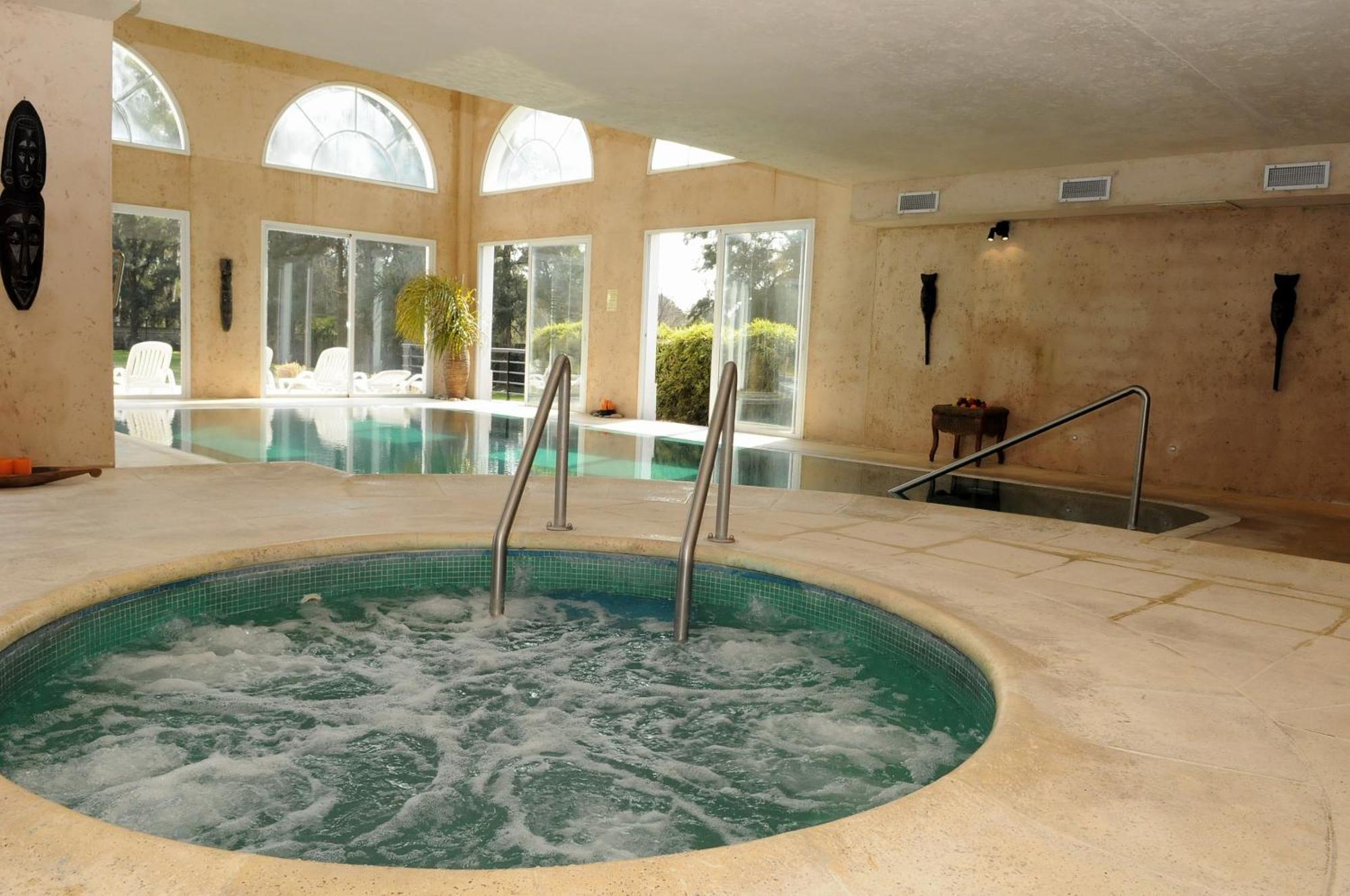 Howard Johnson Pilar Resort Spa & Convention Center Buitenkant foto