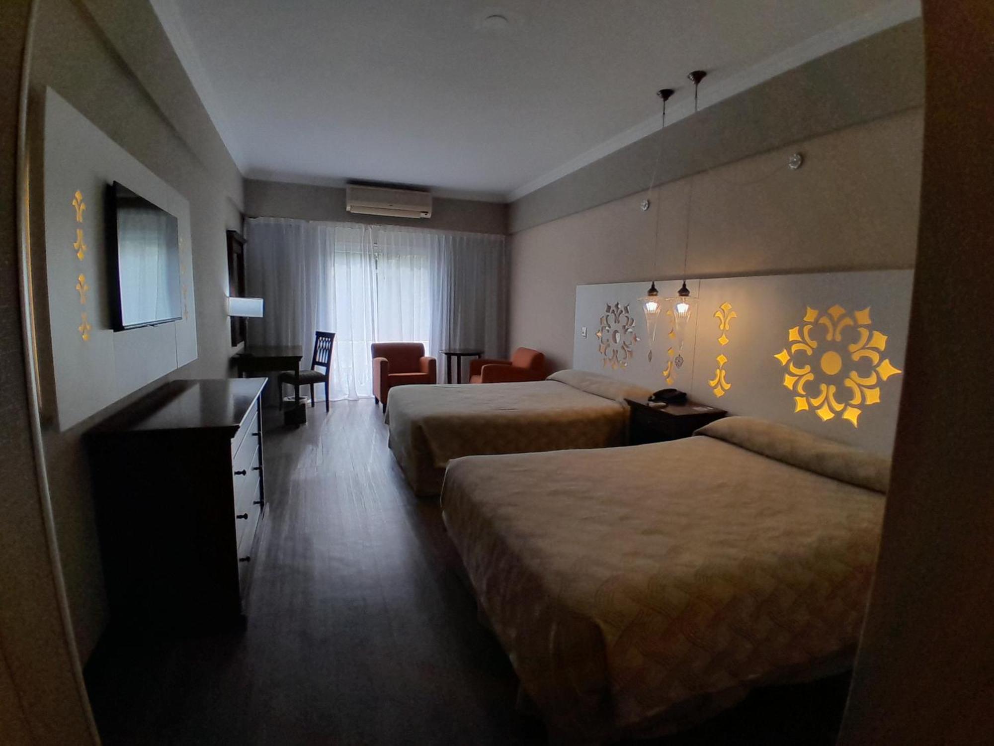 Howard Johnson Pilar Resort Spa & Convention Center Buitenkant foto