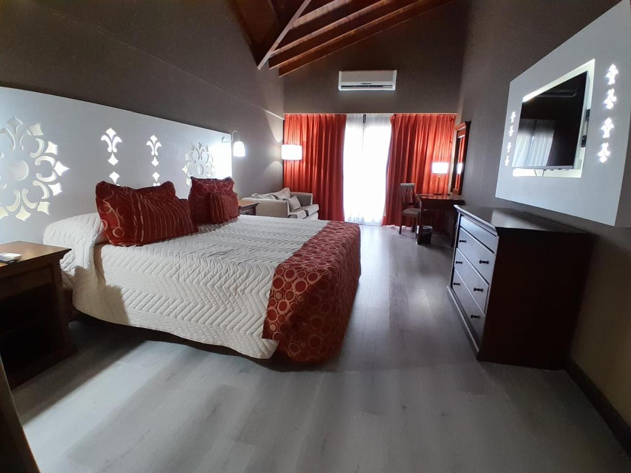 Howard Johnson Pilar Resort Spa & Convention Center Buitenkant foto