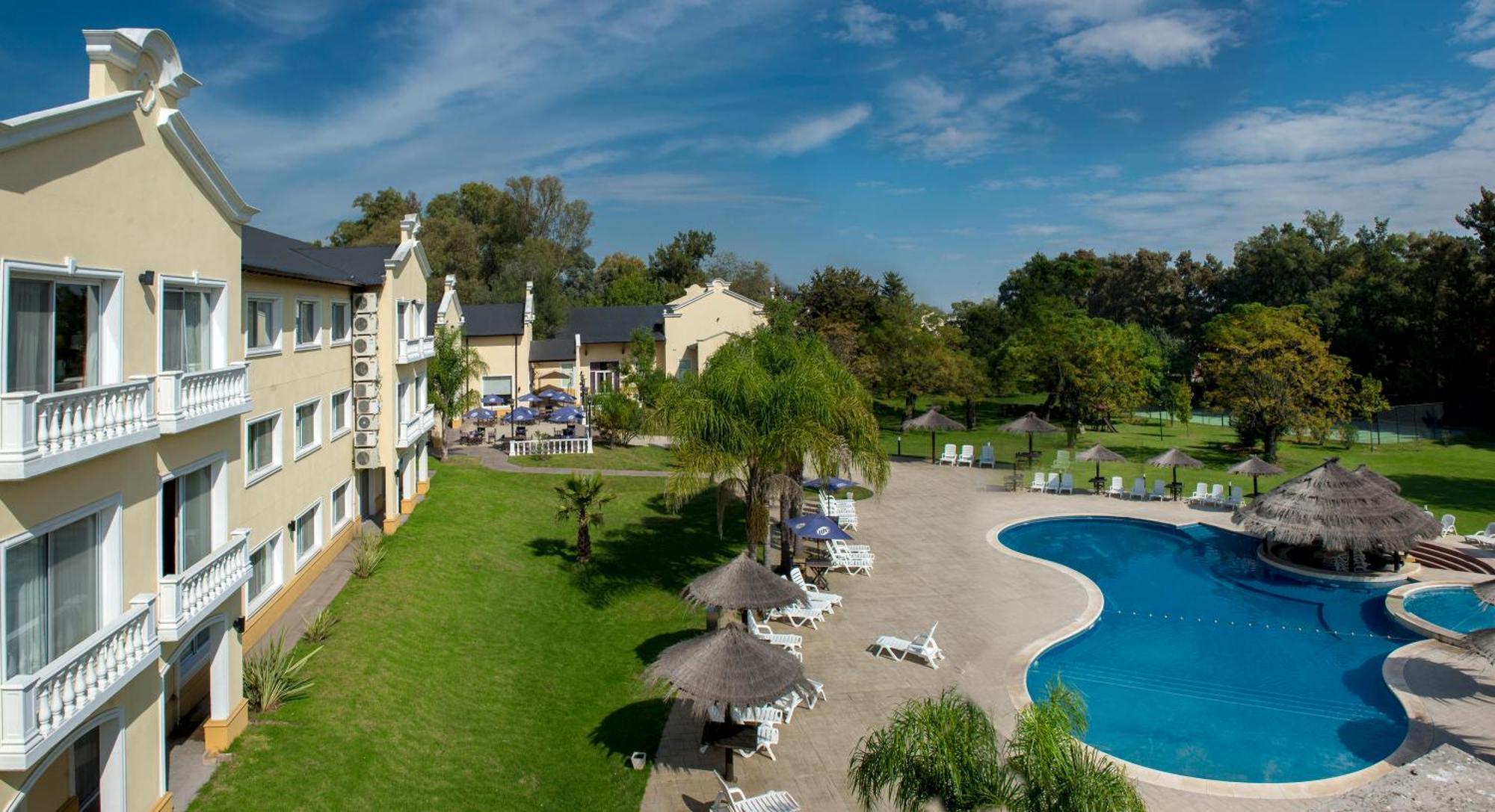 Howard Johnson Pilar Resort Spa & Convention Center Buitenkant foto
