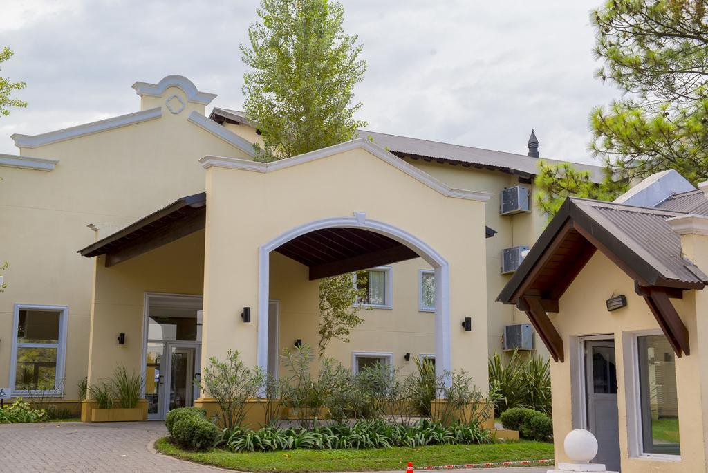 Howard Johnson Pilar Resort Spa & Convention Center Buitenkant foto