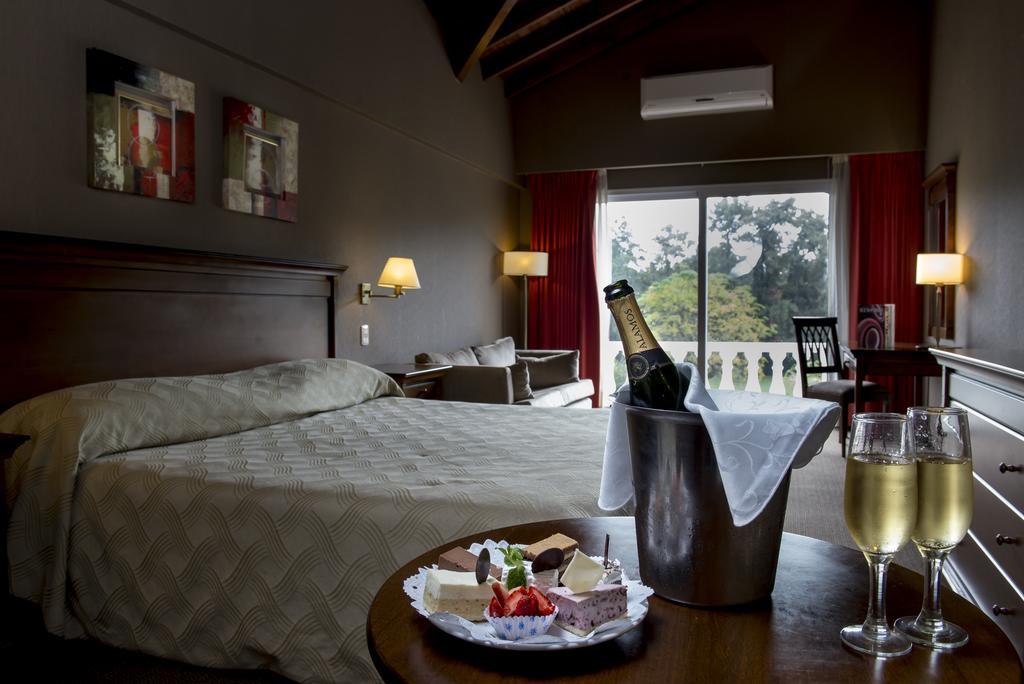 Howard Johnson Pilar Resort Spa & Convention Center Buitenkant foto