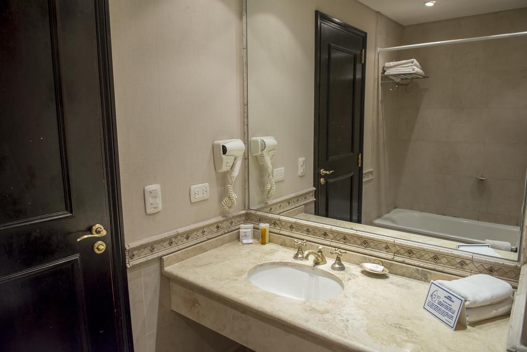 Howard Johnson Pilar Resort Spa & Convention Center Buitenkant foto