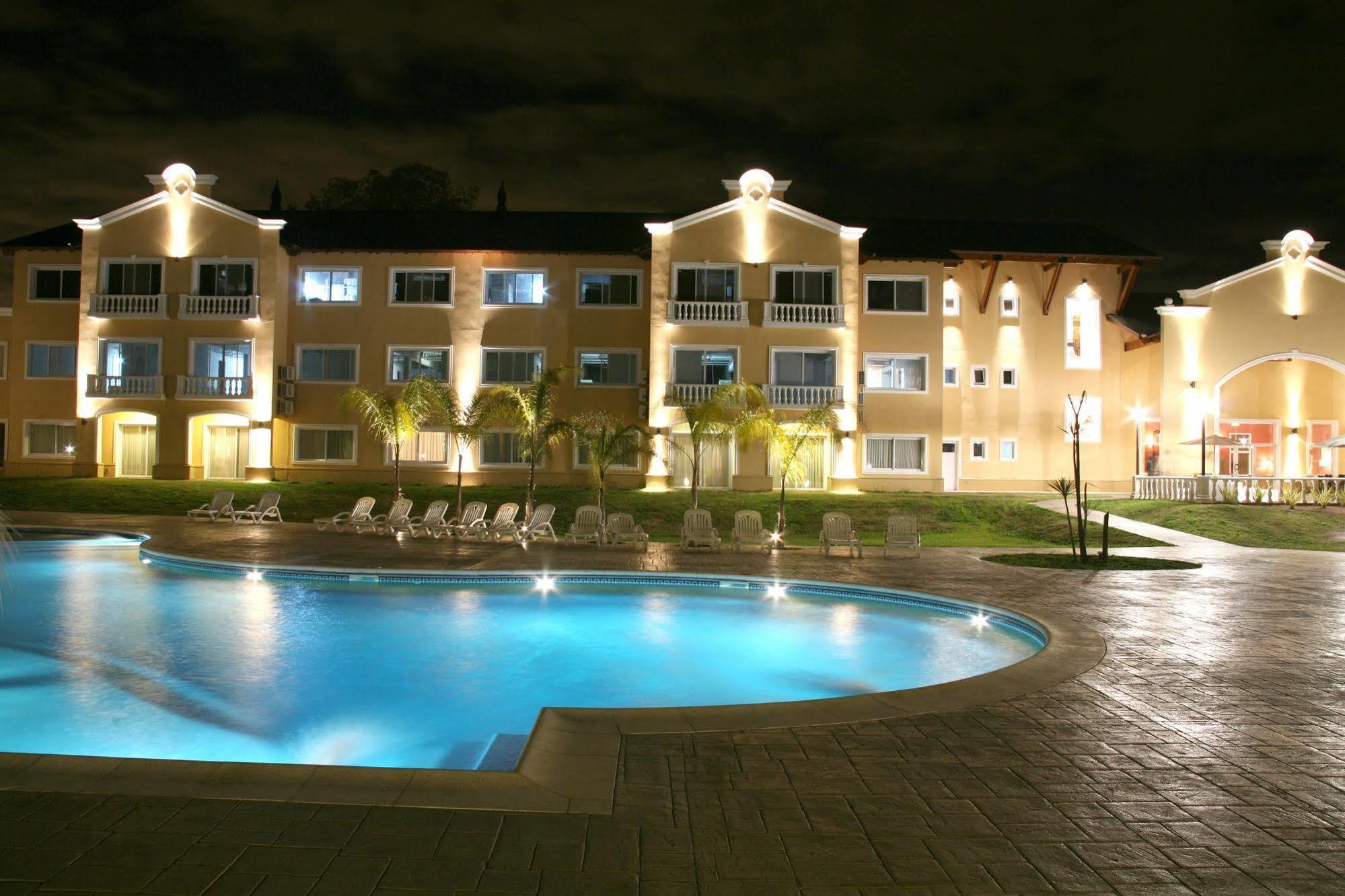 Howard Johnson Pilar Resort Spa & Convention Center Buitenkant foto