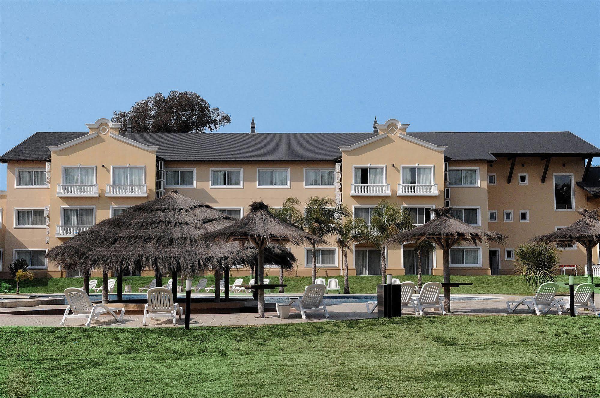 Howard Johnson Pilar Resort Spa & Convention Center Buitenkant foto