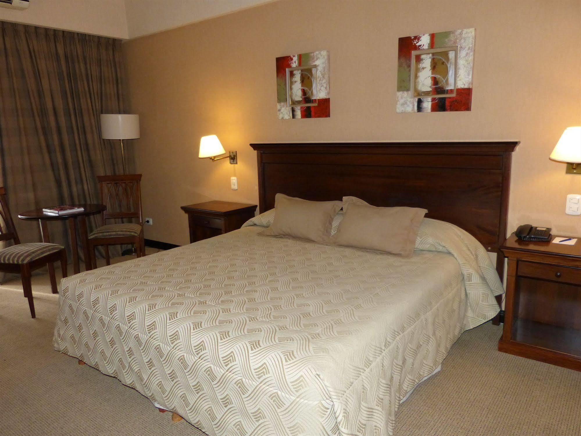 Howard Johnson Pilar Resort Spa & Convention Center Buitenkant foto