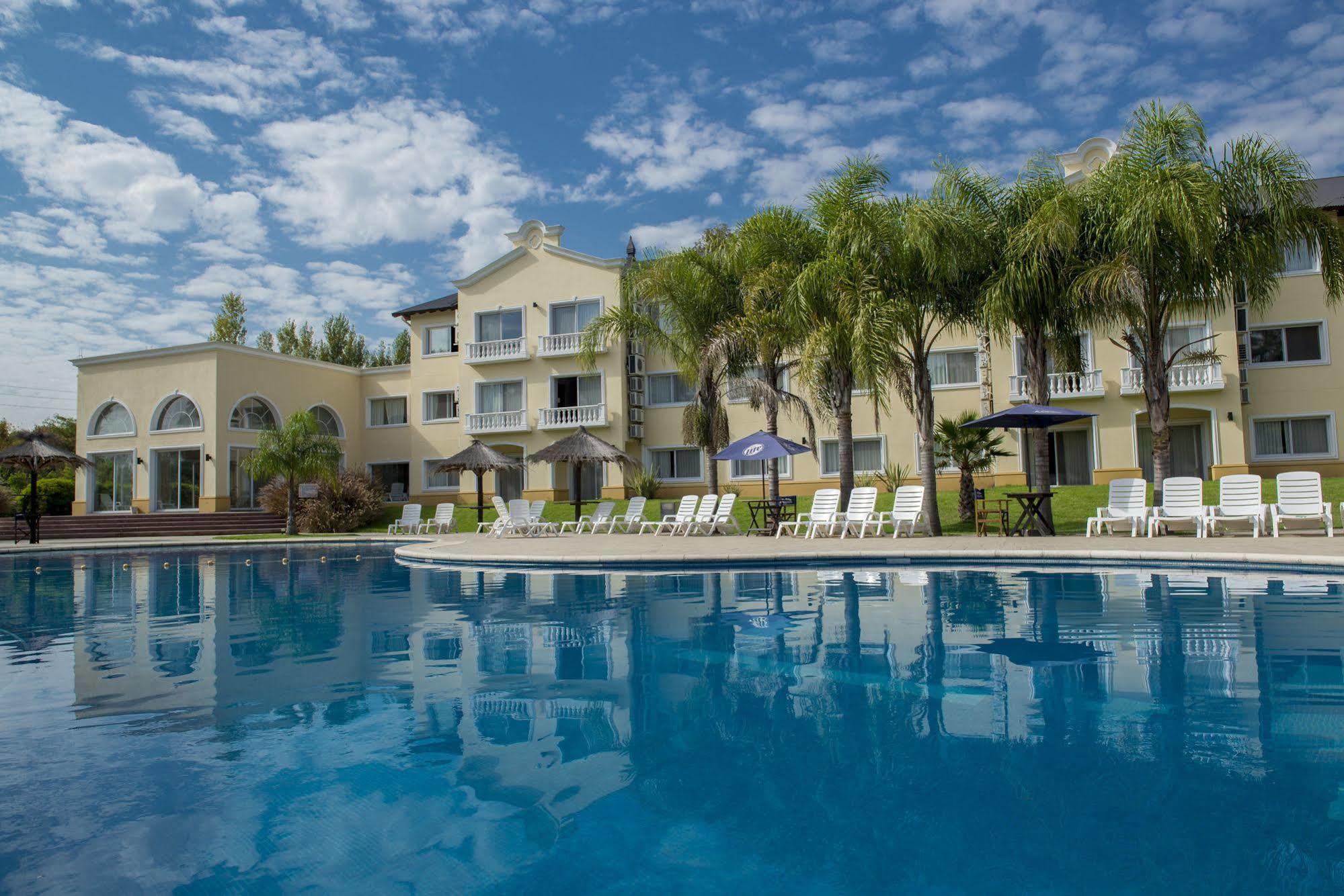 Howard Johnson Pilar Resort Spa & Convention Center Buitenkant foto