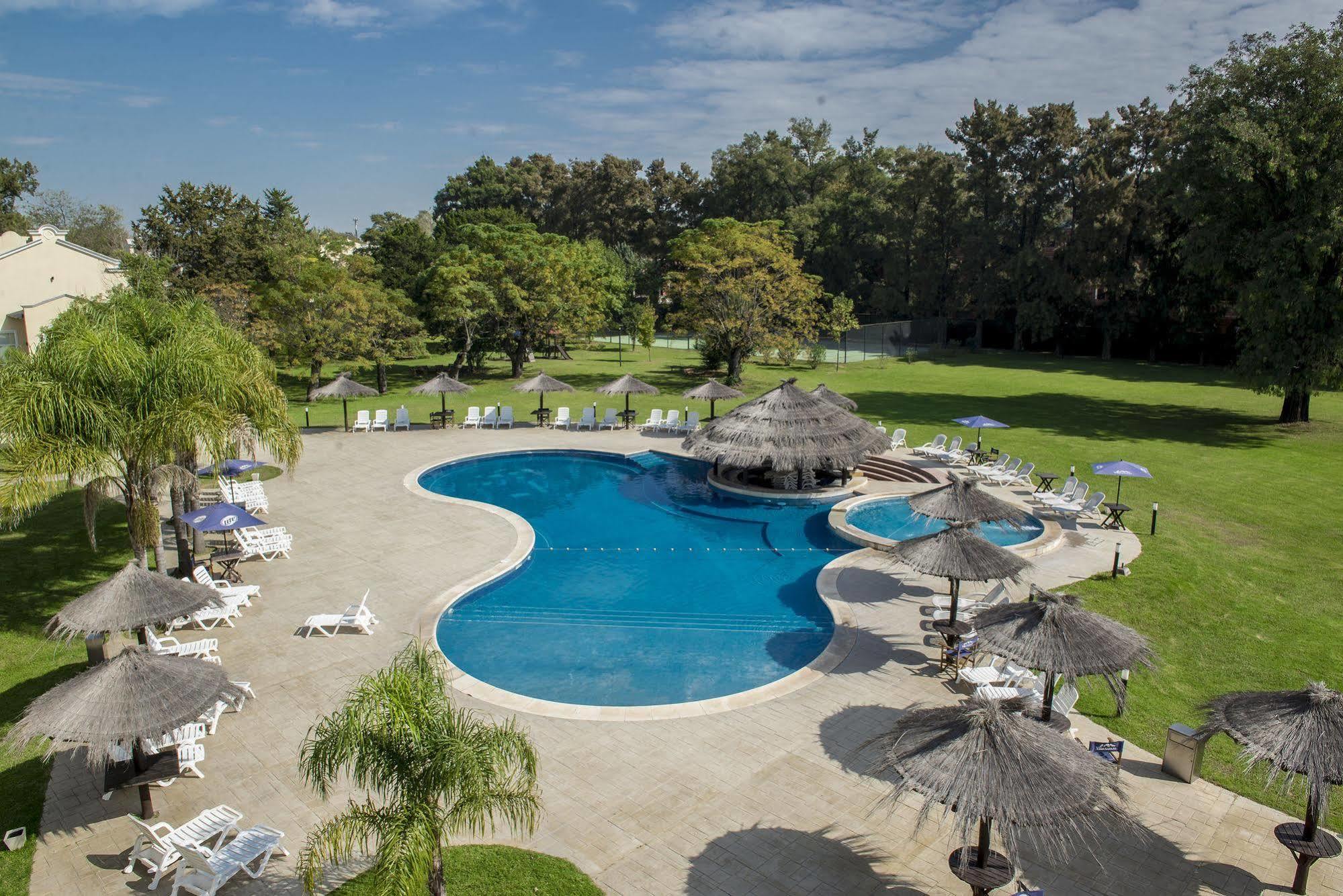 Howard Johnson Pilar Resort Spa & Convention Center Buitenkant foto