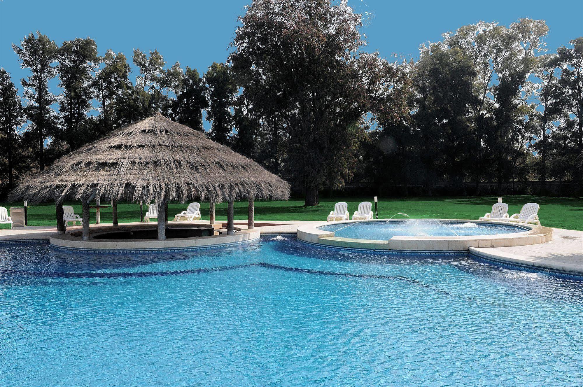 Howard Johnson Pilar Resort Spa & Convention Center Buitenkant foto