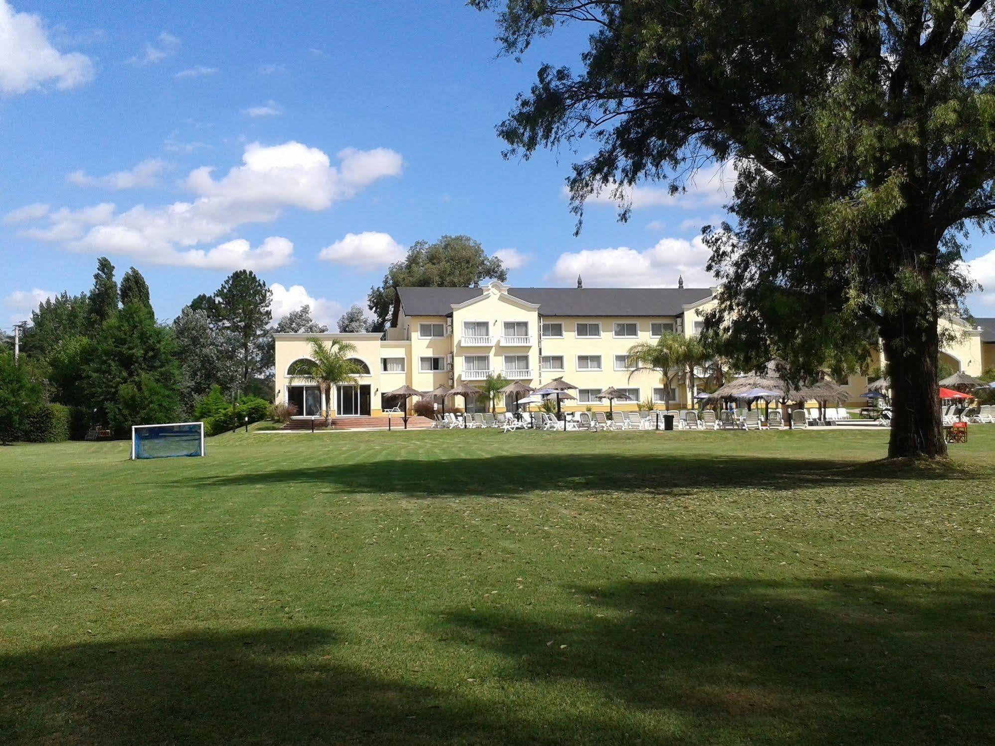 Howard Johnson Pilar Resort Spa & Convention Center Buitenkant foto