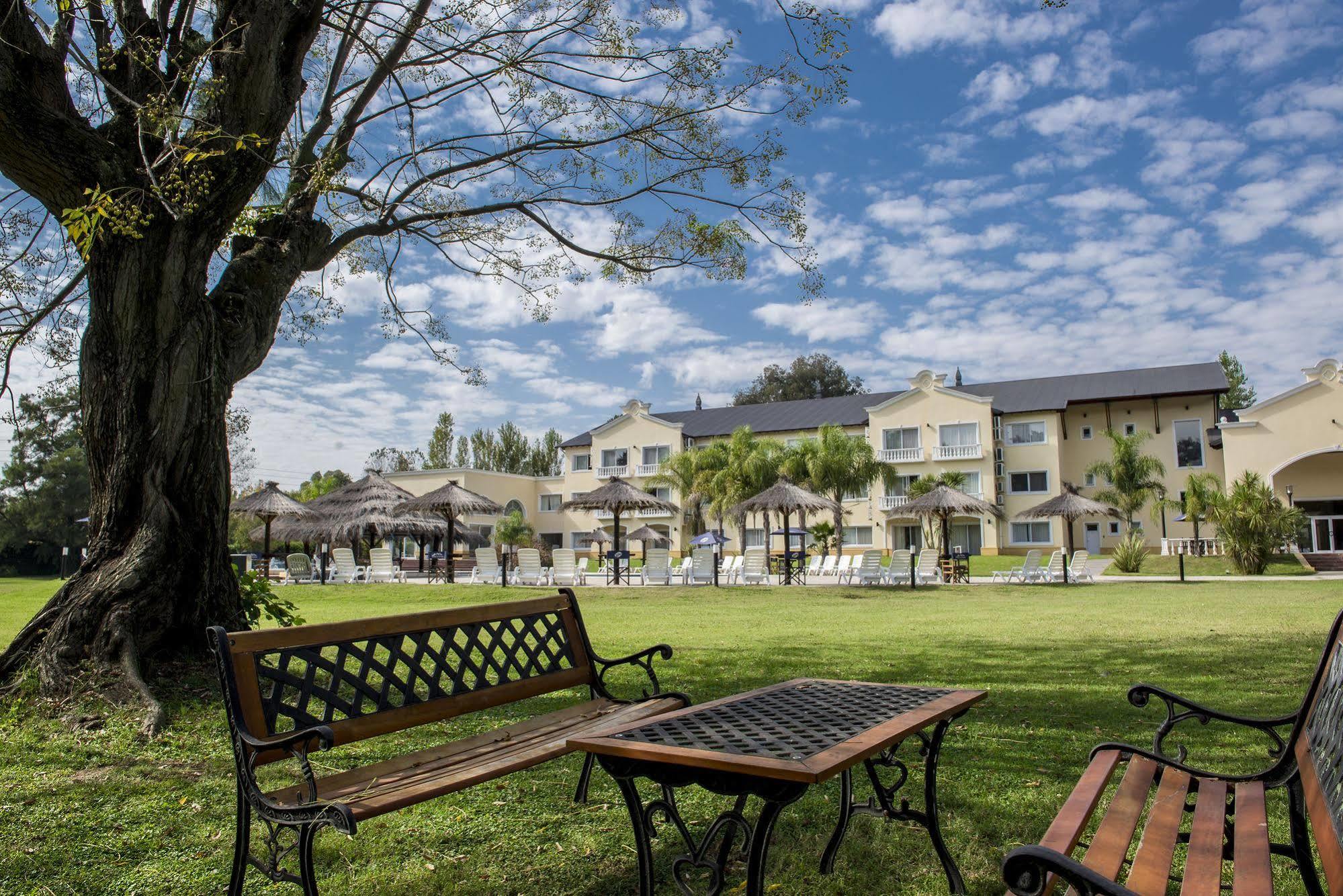 Howard Johnson Pilar Resort Spa & Convention Center Buitenkant foto